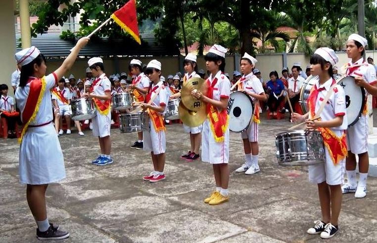 Học sinh đang chào cờ