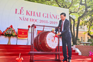 Trống trường ngày khai giảng